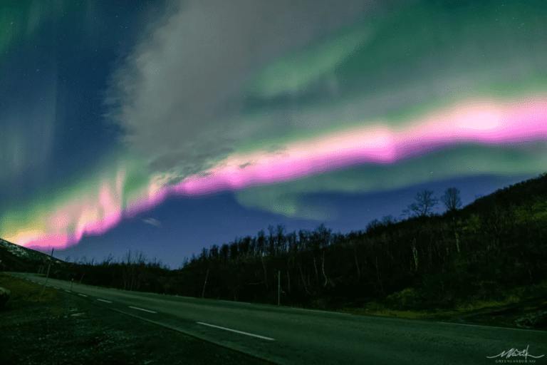 get 2 1 1 Extremely rare pink aurora in northern Norway
