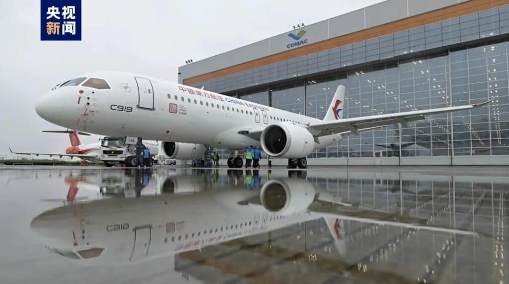 get 8 1 3 The world's first C919 officially delivered